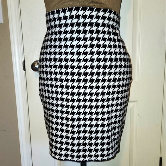 Knit houndstooth hight-waisted pencil skirt in size Large - Picture 1 of 10